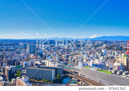 [Kanagawa Prefecture] January, Mt. Fuji in the blue sky and the cityscape of Yokohama 97642362