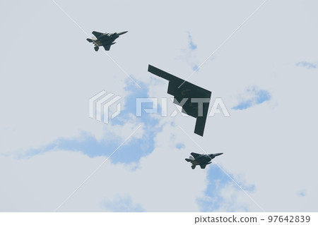 美國空軍B-2隱形轟炸機和護航F-15戰鬥機 美國空軍B-2隱形轟炸機和護航F-15戰鬥機 97642839