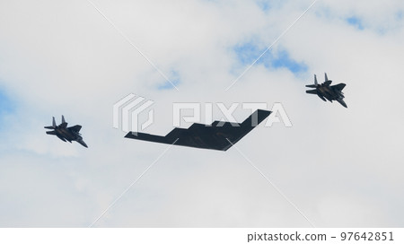 美國空軍B-2隱形轟炸機和護航F-15戰鬥機 美國空軍B-2隱形轟炸機和護航F-15戰鬥機 97642851
