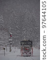 雪景中停在留萌線渡下站的除雪機 97644105