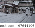 積雪覆蓋的留萌線列車在深川站等待出發 97644106