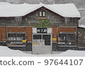 被白雪覆蓋的留萌線渡下站木造站房 97644107