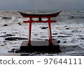 北海道初山別村金比羅神社的鳥居，在冬季聳立在波濤洶湧的日本海之上 97644111