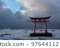 北海道初山別村金比羅神社的鳥居，在冬季聳立在波濤洶湧的日本海之上 97644112