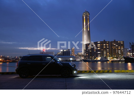 進口車和開京夢塔夜景 進口車和開京夢塔夜景 97644712