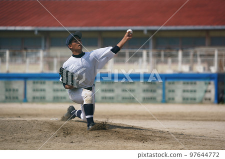 Left-handed pitcher pitching in a practice match (high school baseball) 97644772