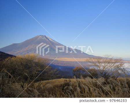 山梨縣霧中的富士山、薄原、山中湖 11 月 97646283