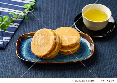 Kaiten-yaki and tea 97646346