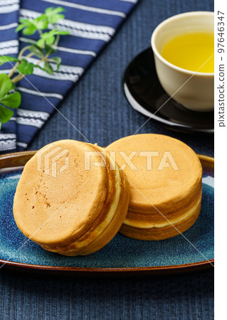 Kaiten-yaki and tea 97646347