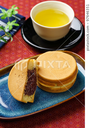 Kaiten-yaki and tea 97646351