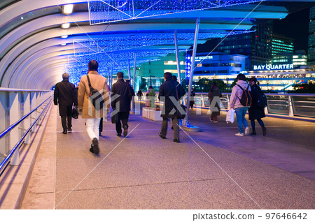 [Kanagawa Prefecture] Salarymen rushing home in January 97646642
