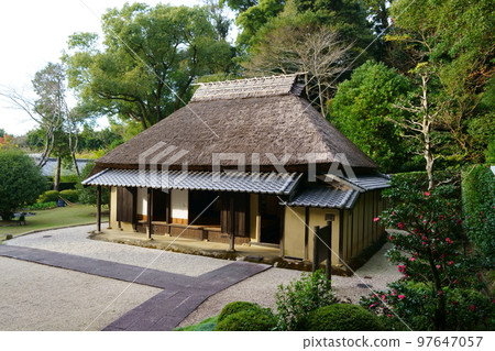 A house with a roofed roof 97647057