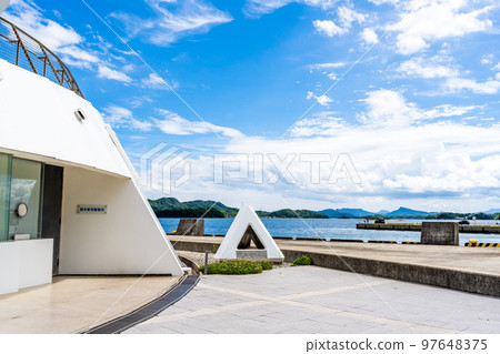 三隅港渡輪碼頭（海洋金字塔）“夏日天空下的公園風景” 97648375