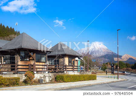 由布院路站和有雪的由布岳 97648504