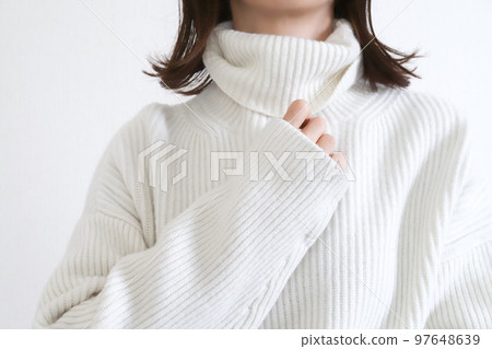 穿白色針織衫的女人 97648639