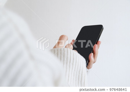 操作智能手機的手 操作智能手機的手 97648641