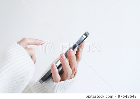 操作智能手機的手 操作智能手機的手 97648642