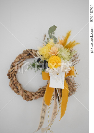 芥末色新年裝飾品 97648704