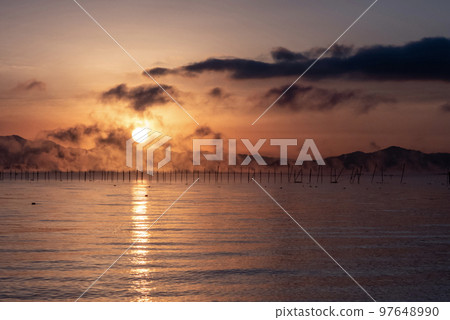 12月琵琶湖黎明時分出現大範圍“空襲” 12月琵琶湖黎明時分出現大範圍“空襲” 97648990