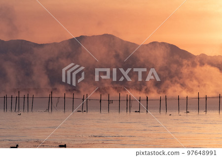 12月琵琶湖黎明時分出現大範圍“空襲” 97648991