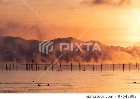 12月琵琶湖黎明時分出現大範圍“空襲” 97648992