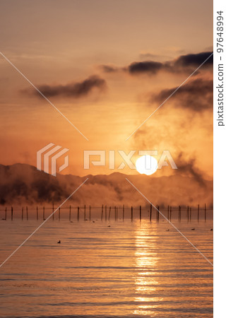 12月琵琶湖黎明時分出現大範圍“空襲” 12月琵琶湖黎明時分出現大範圍“空襲” 97648994