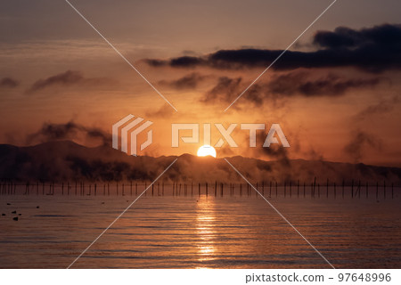 12月琵琶湖黎明時分出現大範圍“空襲” 97648996