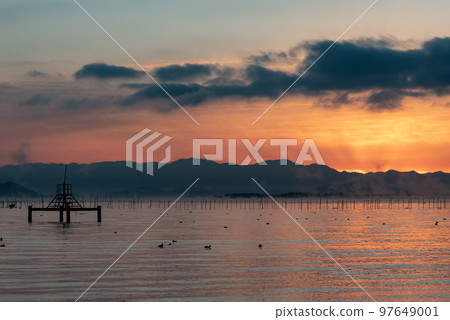 At the dawn of Lake Biwa in December, a large-scale "air storm" appeared At the dawn of Lake Biwa in December, a large-scale "air storm" appeared 97649001