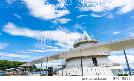 三隅港渡輪碼頭(海洋金字塔)“從展望台欣賞夏日天空的全景” 三隅港渡輪碼頭(海洋金字塔)“從展望台欣賞夏日天空的全景” 97649251