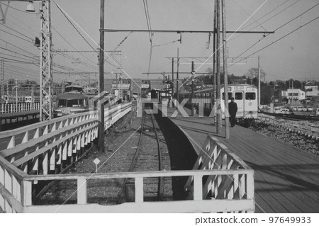 1973 年 12 月 5 日，小田急特快箱根舊海老名站，經過相鐵特快列車，右側正在建設中的新線 97649933