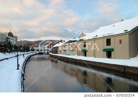 黃昏的冬天小樽運河（北海道小樽市） 97650354