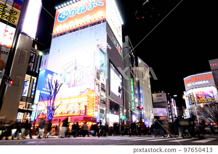 新宿東口歌舞伎町前人行橫道 97650413