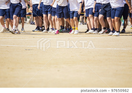 運動會上三足隊的腳 運動會上三足隊的腳 97650982