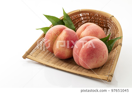 漏勺中白色背景的桃子_夏天是時令水果 漏勺中白色背景的桃子_夏天是時令水果 97651045