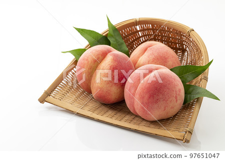 漏勺中白色背景的桃子_夏天是時令水果 漏勺中白色背景的桃子_夏天是時令水果 97651047
