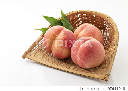 漏勺中白色背景的桃子_夏天是時令水果 漏勺中白色背景的桃子_夏天是時令水果 97651048