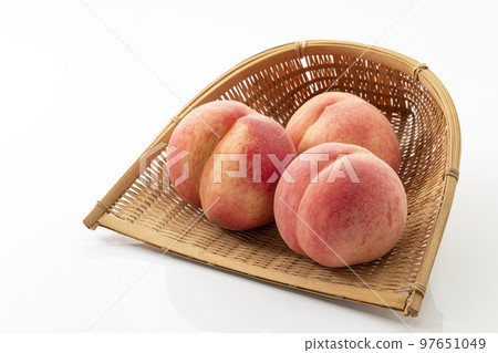 漏勺中白色背景的桃子_夏天是時令水果 漏勺中白色背景的桃子_夏天是時令水果 97651049