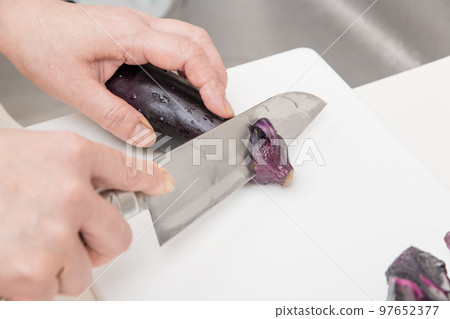 [Cut the stem of the eggplant with a Santoku knife] 97652377