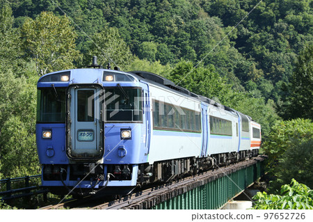 夏季在石北本線運行的特快鄂霍次克號再版 Headmark 特快鄂霍次克號 183 系列退役臨近 97652726