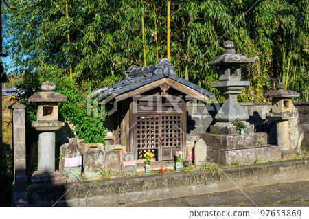 November 25, 2022 Autumn leaves Yamanobe Road Yanagimoto Town Konpiragu Shrine Yamato Aogaki Quasi-National Park 97653869