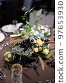 Table decorations that make you feel autumn 97653930