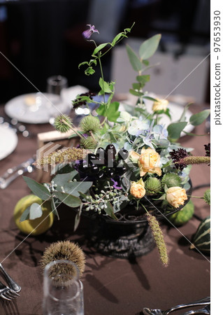 Table decorations that make you feel autumn 97653930