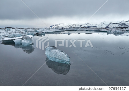 Glacial lake with icebergs 97654117