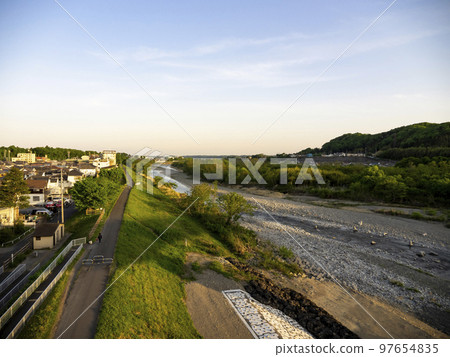 多摩川的景色。黃昏。東京郊區的景色。 97654835
