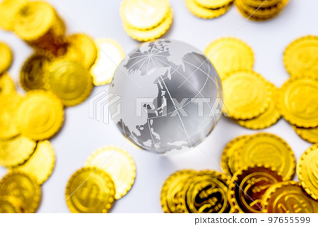 Scattered gold coins and globe Standard color 97655599