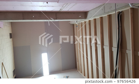 室內高爾夫球場施工。 室內高爾夫球場施工。 97656426