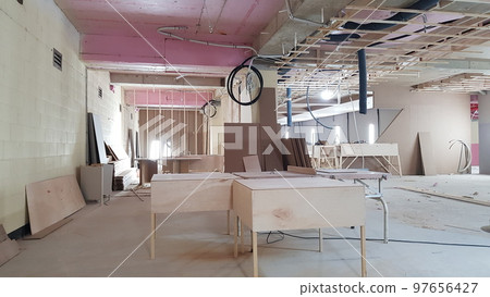 室內高爾夫球場施工。 室內高爾夫球場施工。 97656427