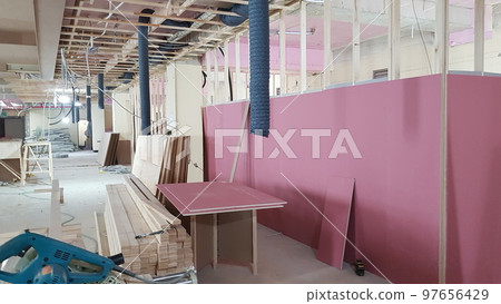 室內高爾夫球場施工。 室內高爾夫球場施工。 97656429