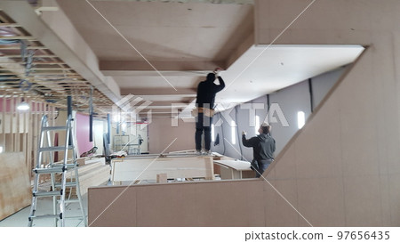 室內高爾夫球場施工。 室內高爾夫球場施工。 97656435