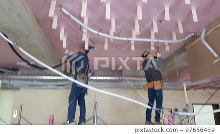 室內高爾夫球場施工。 室內高爾夫球場施工。 97656439